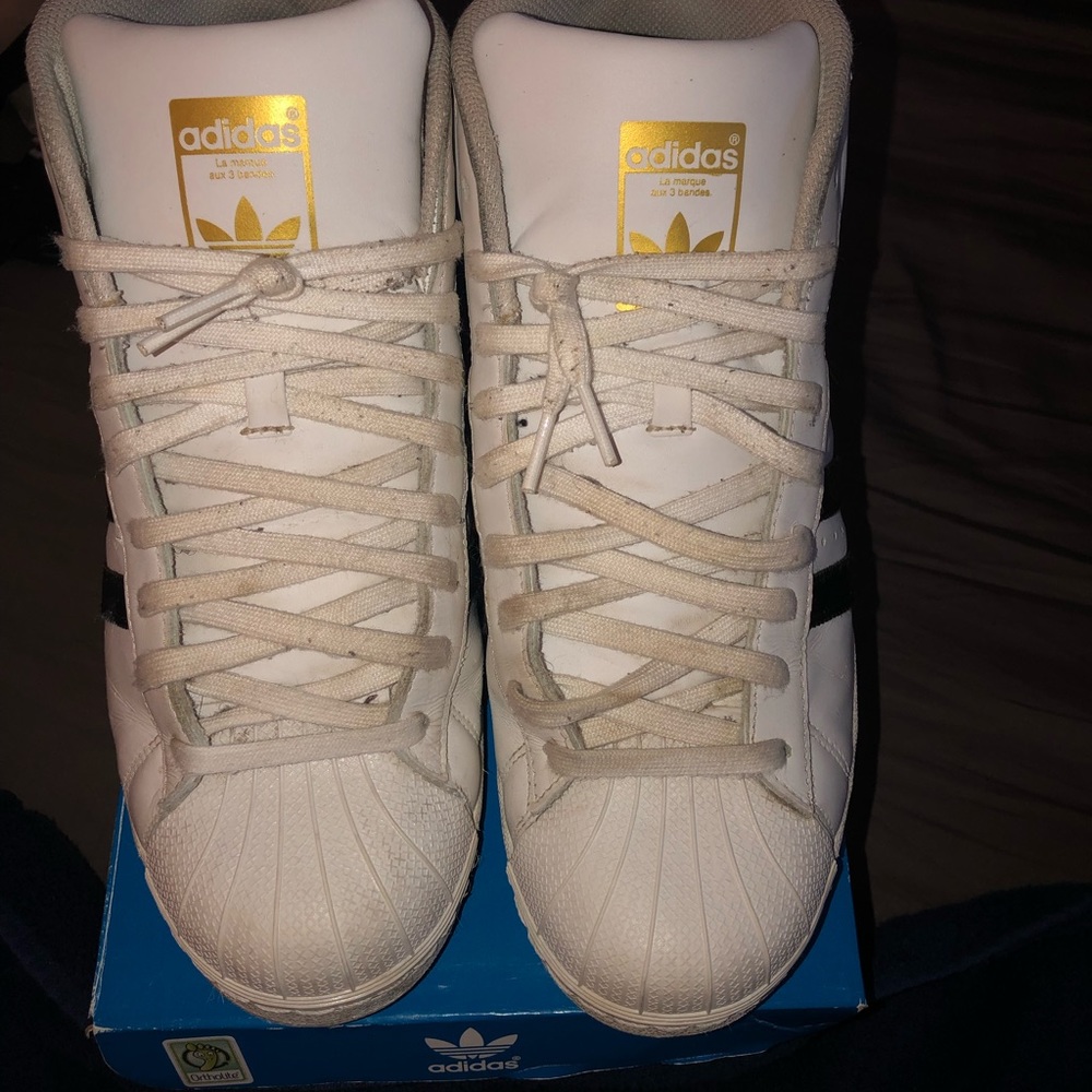 White shell top adidas